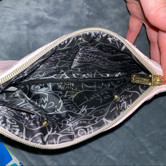 Betseyville Heart Quilted Tech Wristlet Crossbody - Picture 4 of 7